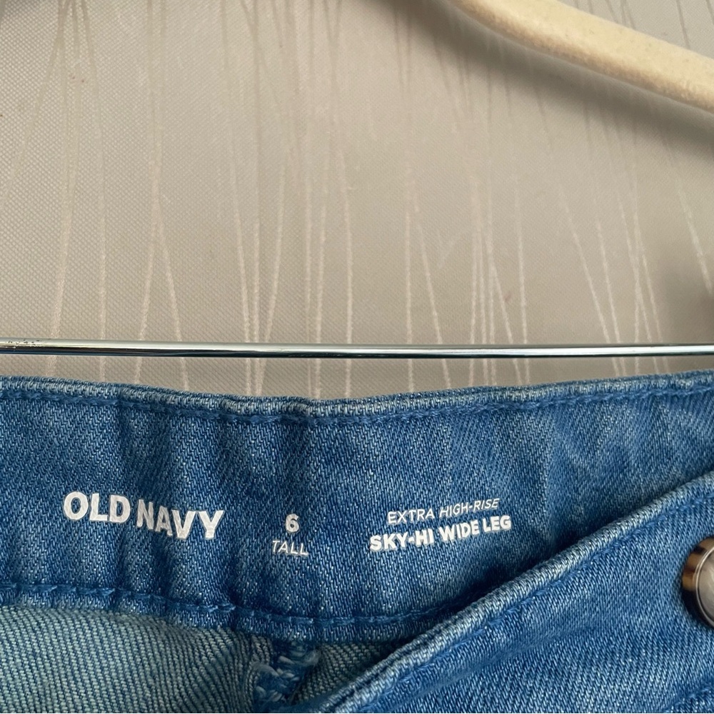 Old Navy Denim Button-Accent Wide Leg Jeans - Picture 5 of 10